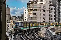 Zug mit Gummireifen der Baureihe MP&nbsp;89 der Métro&nbsp;Paris; außerhalb der Stahlschienen gut zu erkennen die Fahrprofile für die Reifen