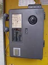 Münztelefonapparat mit Wählscheibe aus Bundespost-Zeiten