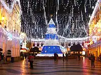 Weihnachtlich geschmückter Platz