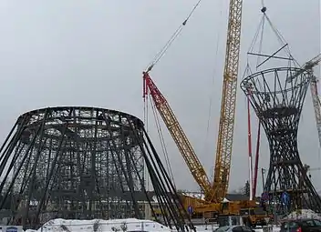 29.&nbsp;Januar 2011:Ein Kran hebt das Oberteil an