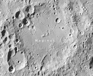 Maginus mit Nebenkratern (LROC-WAC)