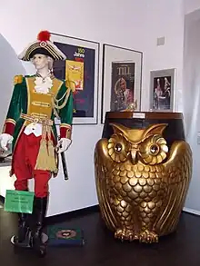 Uniform des Generalfeldmarschall der „Garde der Prinzessin 1886 e.V.“, rechts: die typische Mainzer Fastnachtsbütt