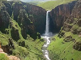 Der 192 m hohe Maletsunyane-Wasserfall in den Basalten der Drakensberge in Lesotho,