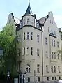 Um 1900 erbauter gotisierender Eckbau in der Mandlstraße 28, Sitz des Deutschen Camping-Clubs