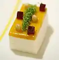 Mangopüree auf einem Douglasien-Mousse.