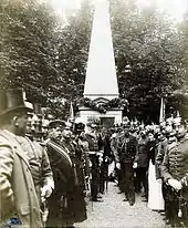13a. 1863 ließ Kaiser Napoléon III. einen Obelisken an gleicher Stelle errichten. Das Foto zeigt französisches, österreichisches und preußisches Militär anlässlich einer Gedenkfeier 1901. Quelle: Landschaftsmuseum Westerwald.
