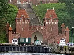 Die Bootstreppe in Mürwik führt vom Bootshafen der Marineschule hinauf zum Roten Schloss.