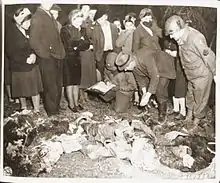 Exhumierung von ermordeten sowjetischen Zwangsarbeitern, ein US-Captain nimmt Informationen zur Identifikation auf, Suttrop 3.&nbsp;Mai 1945