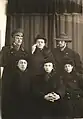 Von links, oben: Nikolai Burljuk, Dawid Burliuk, Wladimir Majakowski, unten: Chlebnikow, G.L. Kuzmin, S.D. Dolinski (1912)