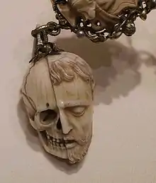 Memento Mori an einem Rosenkranz aus dem frühen 16.&nbsp;Jahrhundert, Leben (Antlitz) und Tod (Schädel), gespalten an einem Kopf, als Amulett.
