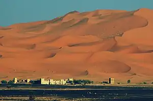 Merzouga zu Füßen der Dünenlandschaft des Erg Chebbi