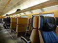 Ledersitze mit Holz­scha­len­ver­klei­dung in Wagen 7