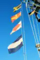 Das internationale Rufzeichen DRFJ des Minenjagdbootes Passau weht als Flaggensignal neben der Bundesdienstflagge der Seestreitkräfte