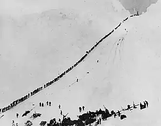 Goldsucher-Treck auf den Golden Stairs am Chilkoot-Pass im Winter 1897–98