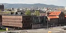 Foto eines größeren Bürogebäudes in städtischer Umgebung