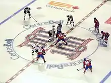 Die Canadiens und die Boston Bruins beim Bully