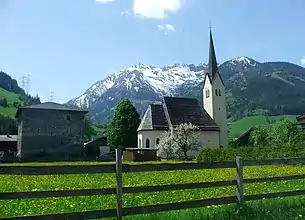 Felberkirche und -turm; im Hintergrund: Pihapper (2513 m)