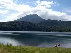Takachiho-no-mine (hinten) und Miike (vorne)