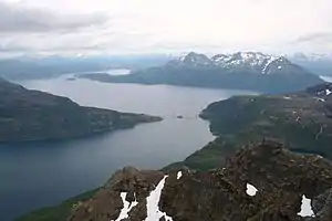 Der Mjøsund (vorn) von Norden, mit der Mjøsundbrua;der Salangenfjord liegt hinter der Brücke