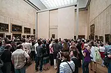 Besucher vor Leonardo da Vincis Mona Lisa