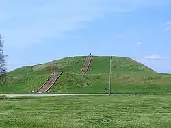 Monks Mound bei Cahokia, Illinois (Mississippi, um 900 n.&nbsp;Chr.)