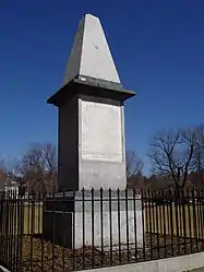 Ein Obelisk-Denkmal auf der Grünfläche, 2007