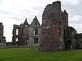 6. Überreste des Donjons und Teil der westlichen Gebäudeflucht. Westteil des elisabethanischen Hauses dahinter.