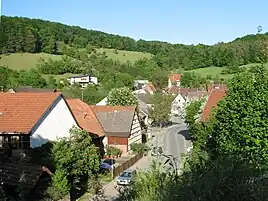 Nüstenbach mit seiner Dorfkirche Nüstenbach