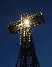 Nächtlich beleuchtetes Kreuz