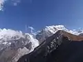 Yansa Tsenji (Dragpoche, 6567&nbsp;m), die nordwestliche Abrisskante des Bergsturzes, im Vordergrund der aus Bergsturzmasse bestehende Kyanjin Ri