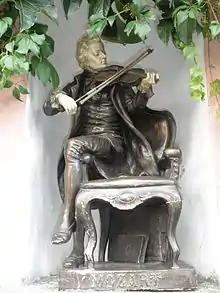 Mozart in einer Mauernische des Pfarrhofs von Wurz (2012)