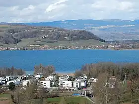 Nant und rechts Sugiez auf der gegen-überliegenden Seite des Murtensees