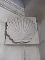 Muschelschalen-Flachrelief in der rechten Ecke der zentralen Gruftnische aus der Nähe gesehen.