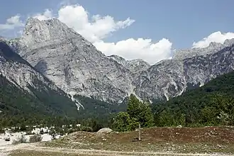 Qafa e Pejës rechts des markanten Arapi von Theth gesehen (tiefster Einschnitt oberhalb des Kreuzes)