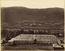 Katorga-Lazarett Nischnjaja Kara, im Hintergrund Goldseifen (vor 1900)