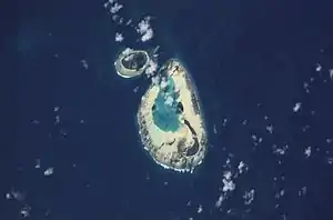 ISS-Bild des Saint-Joseph-Atolls, nordwestlich davon die Insel D’Arros
