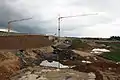 Arbeiten an einer neuen Straßen­über­führung über die Neu­bau­strecke und Autobahn bei Tem­menhausen auf der Albhochfläche (Mai&nbsp;2013)