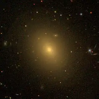 SDSS-Aufnahme der Galaxie NGC 410 & des Sterns NGC 408 (r.)