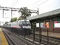 Die Lokomotive 4620 schiebt einen Zug aus dem Bahnhof South Orange in Richtung Dover
