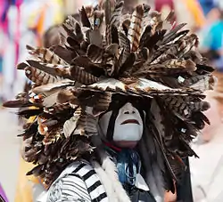 Moderne Powwow-Version des Kopfschmucks eines Cheyenne-Dog-Soldiers