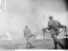 Australische Soldaten brennen Hütten in Maubissi nieder
