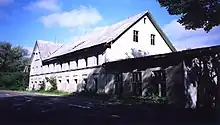 Ehemaliges „Kurhaus Nimmersatt“ um 2003; im linken Teil des Hauses befand sich die Gaststätte „John Karnowsky“
