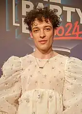 Foto einer in einem weißen Kleid gekleideten Person