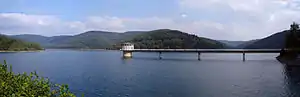 Blick auf die Obernautalsperre mit Entnahmeturm
