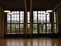 Saal – Betonträger und Fenster