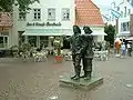 Marktplatz mit Fischer­skulptur von Serge Mangin
