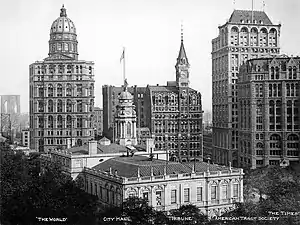 Die Postkarte von 1906 aus New York zeigt in der Mitte hinter dem Rathaus das um 1875 erbaute Tribune Building von Richard Morris Hunt.