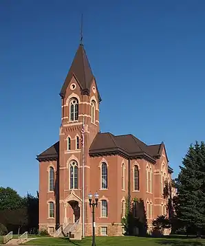 Das Nicollet County Courthouse and Jail in Saint Peter, seit 2002 im NRHP gelistet