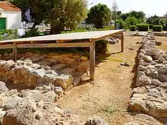 Treppe vor den Räumen&nbsp;26 bis&nbsp;30 mit Behältern für verderbliche Waren