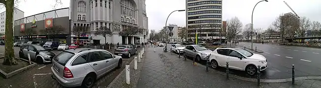 Der Standort des Imbisswagens auf dem Nollendorfplatz (am Ende zwischen Baum und Absperrpfeilern).